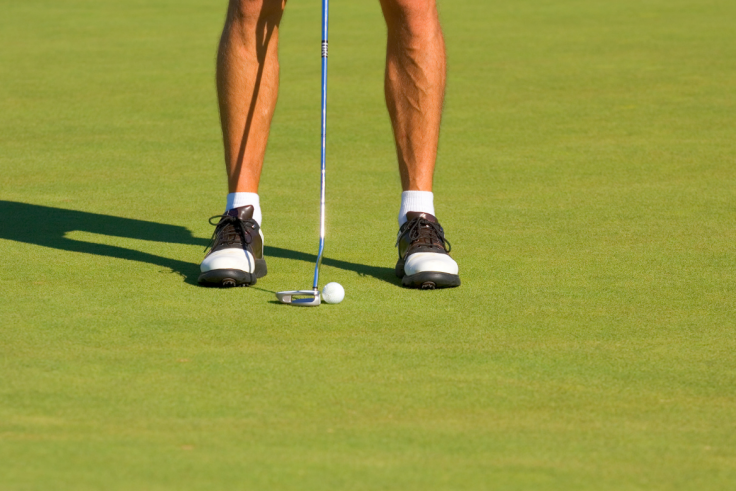 Como dar uma tacada leve em uma bola de golfe